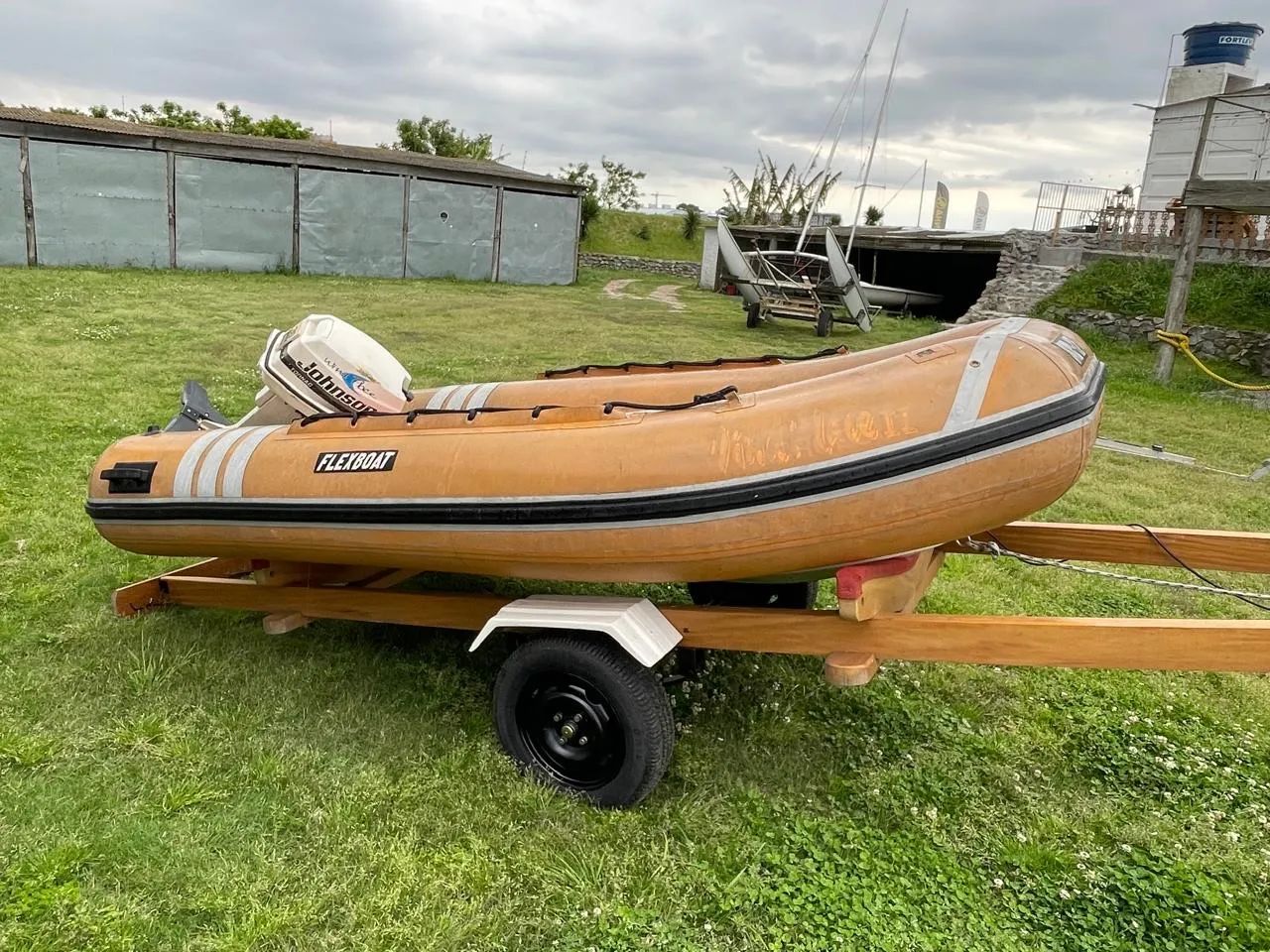 Lancha inflável bote fundo rígido 