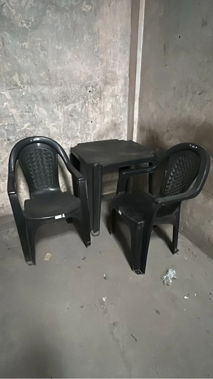 Mesa e 2 cadeiras novas de Plástico