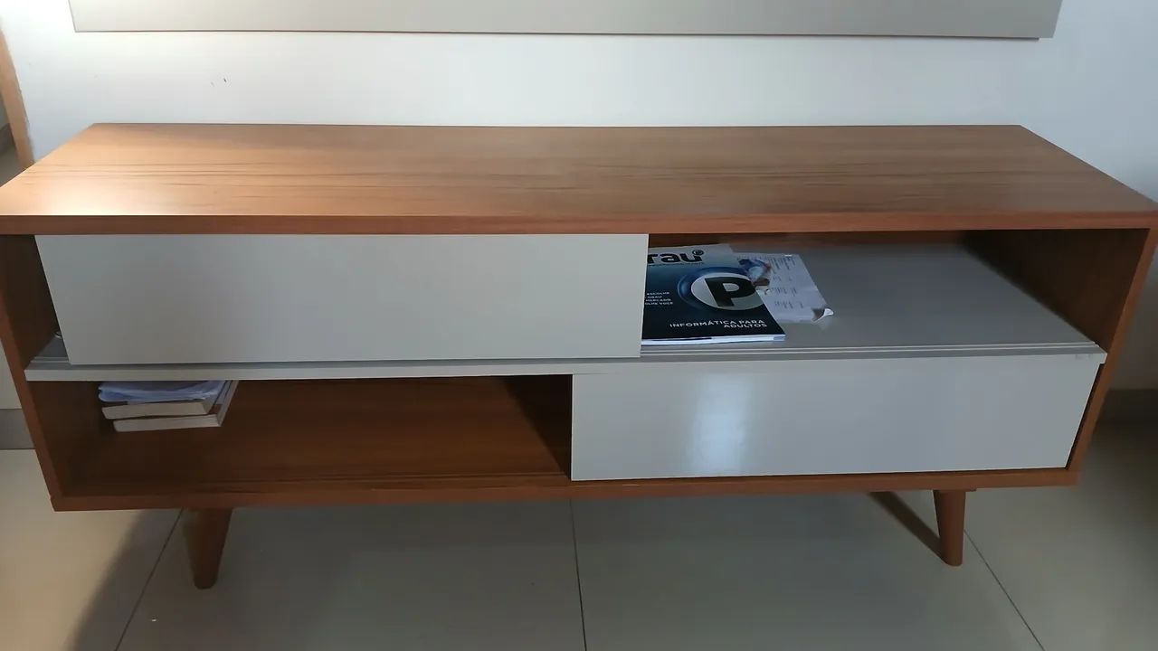 Rack com painel de tv.