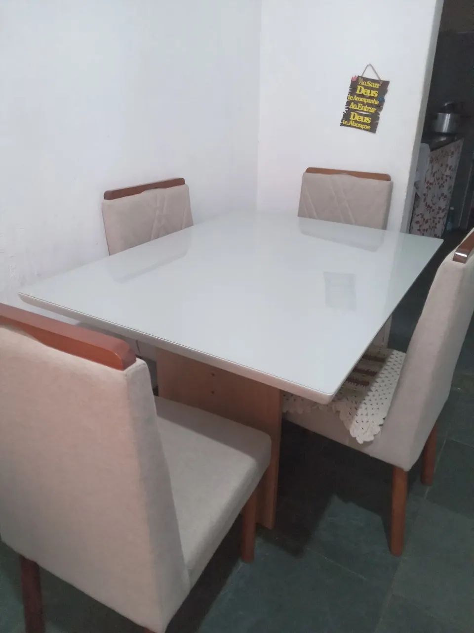 Mesa linda com 4 cadeiras!