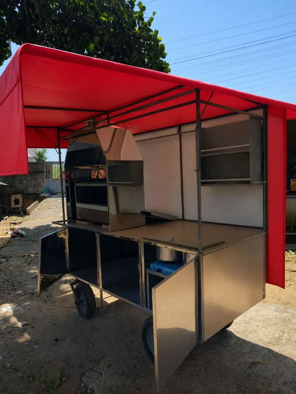 Vendo carrinho de churrasco , com compartimento para também vender cachorro quente 