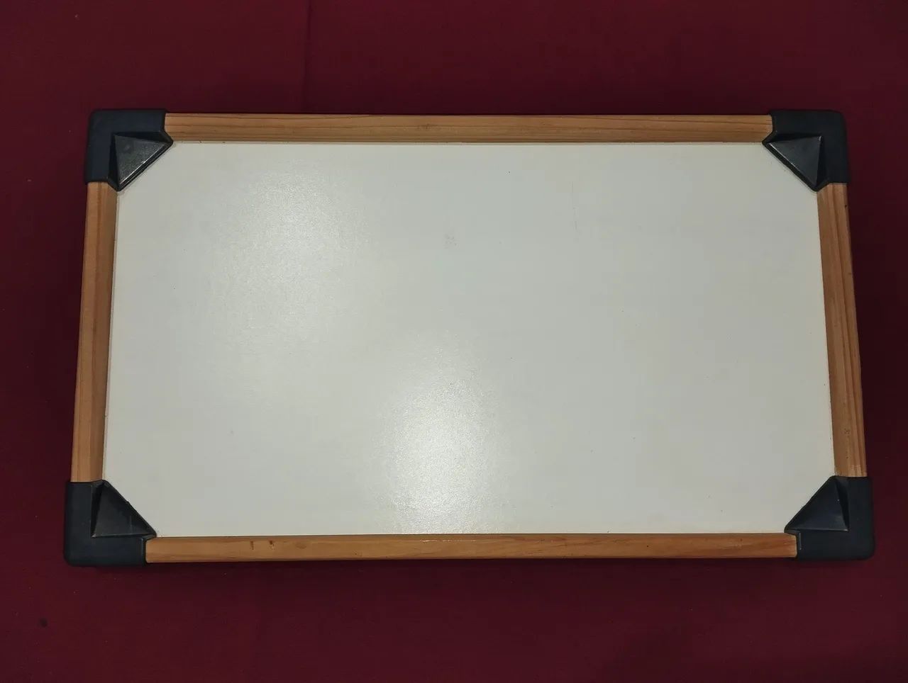 MESA PEQUENA COM PERNAS DOBRÁVEIS
