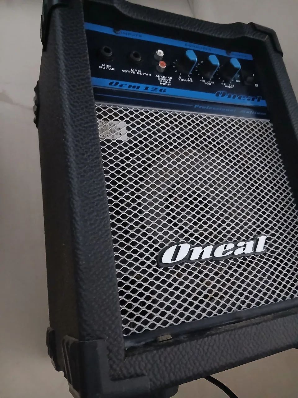 Caixa de Som Oneal com microfone e cabos