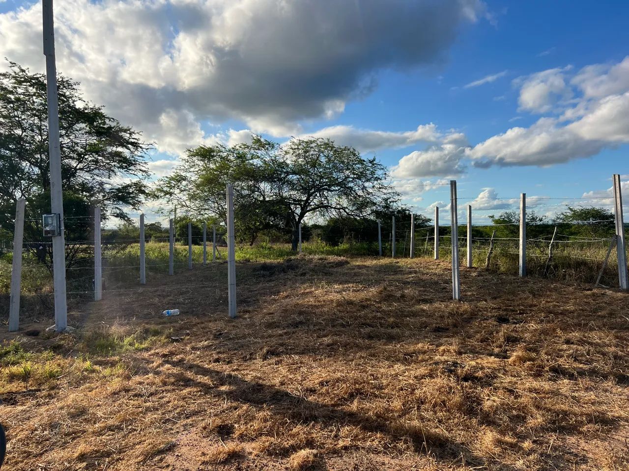 Lote 10X20 com água e já feito o pedido de energia 