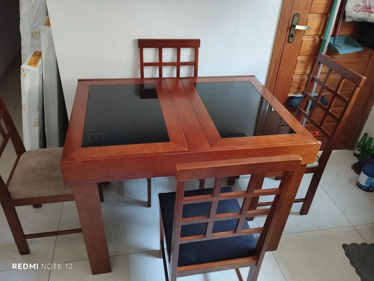 Mesa de quatro cadeiras que abre e fecha. - Mesas - Rádio Clube, Santos ...