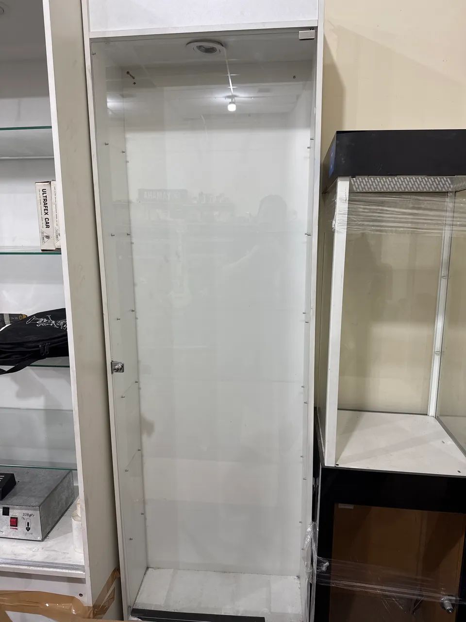 Vitrine expositora com prateleiras em vidro 