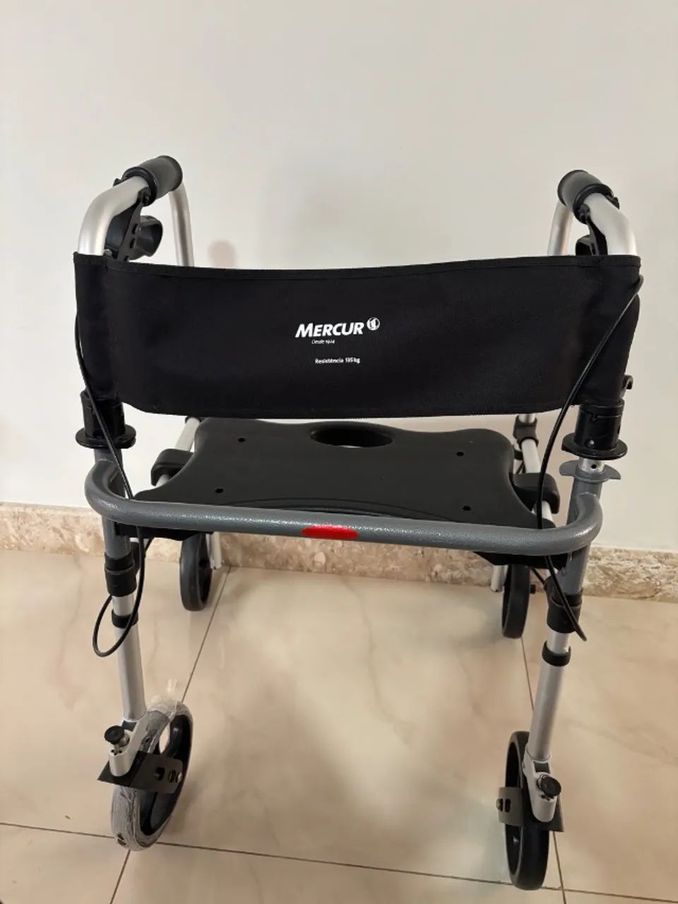 Andador com 4 rodas e assento