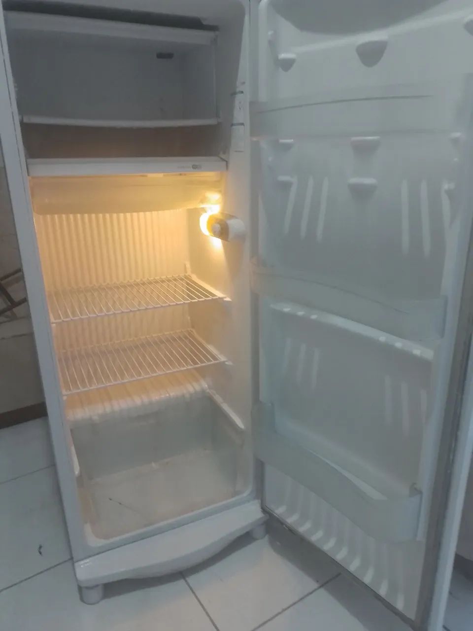 Geladeira pequena gelando muito  gás  original  ainda entrego  sem cobrar taxa - Foto 4