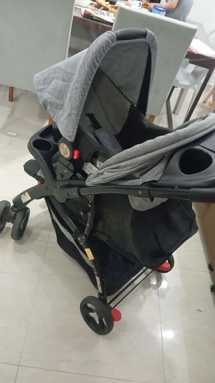 Carrinho de bebê com bebê conforto 