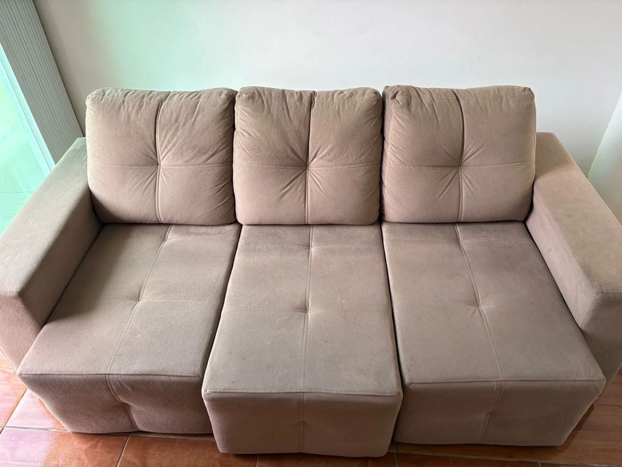 Vendo sofá, em bom estado. Ele é flexível, abre pra frente.  - Foto 2