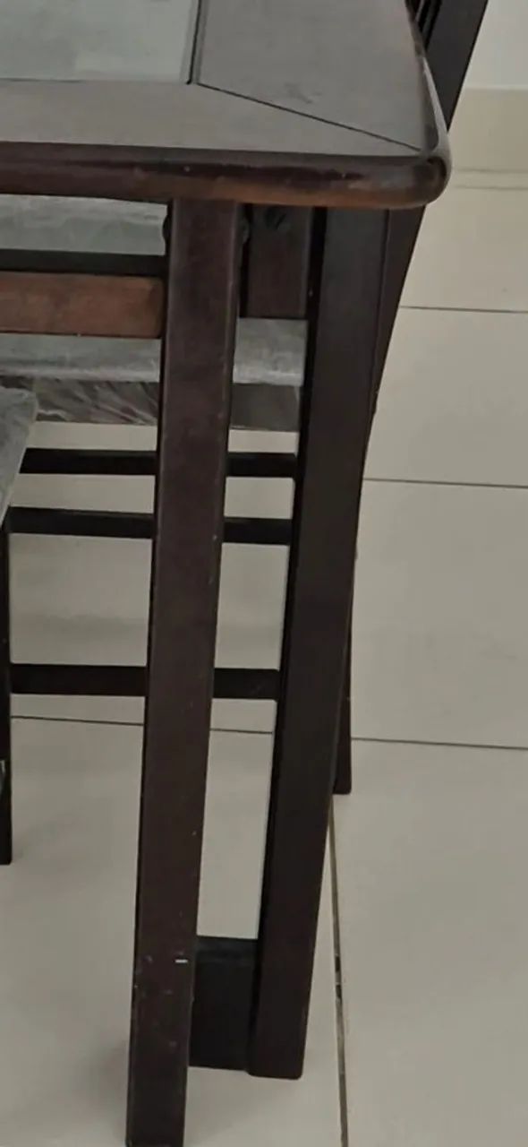 Mesa de Imbuia com tampo de vidro e 6 cadeiras com estofado - Foto 5