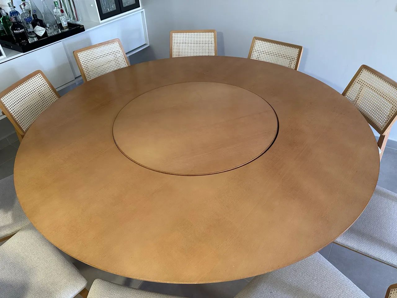 Mesa de jantar redonda tampo giratório.