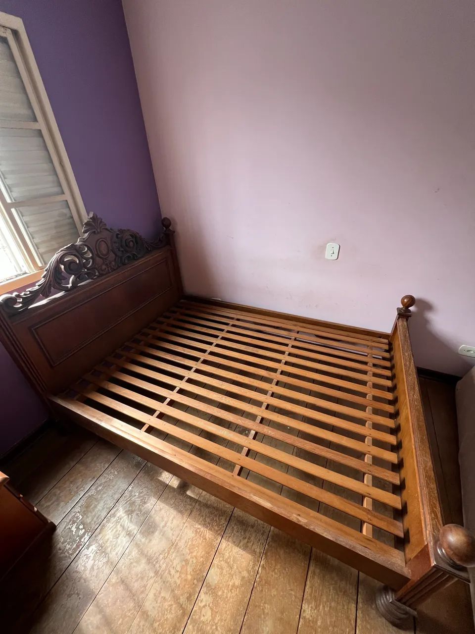 Cama de Casal de Madeira com Cabeceira Entalhada - Foto 2