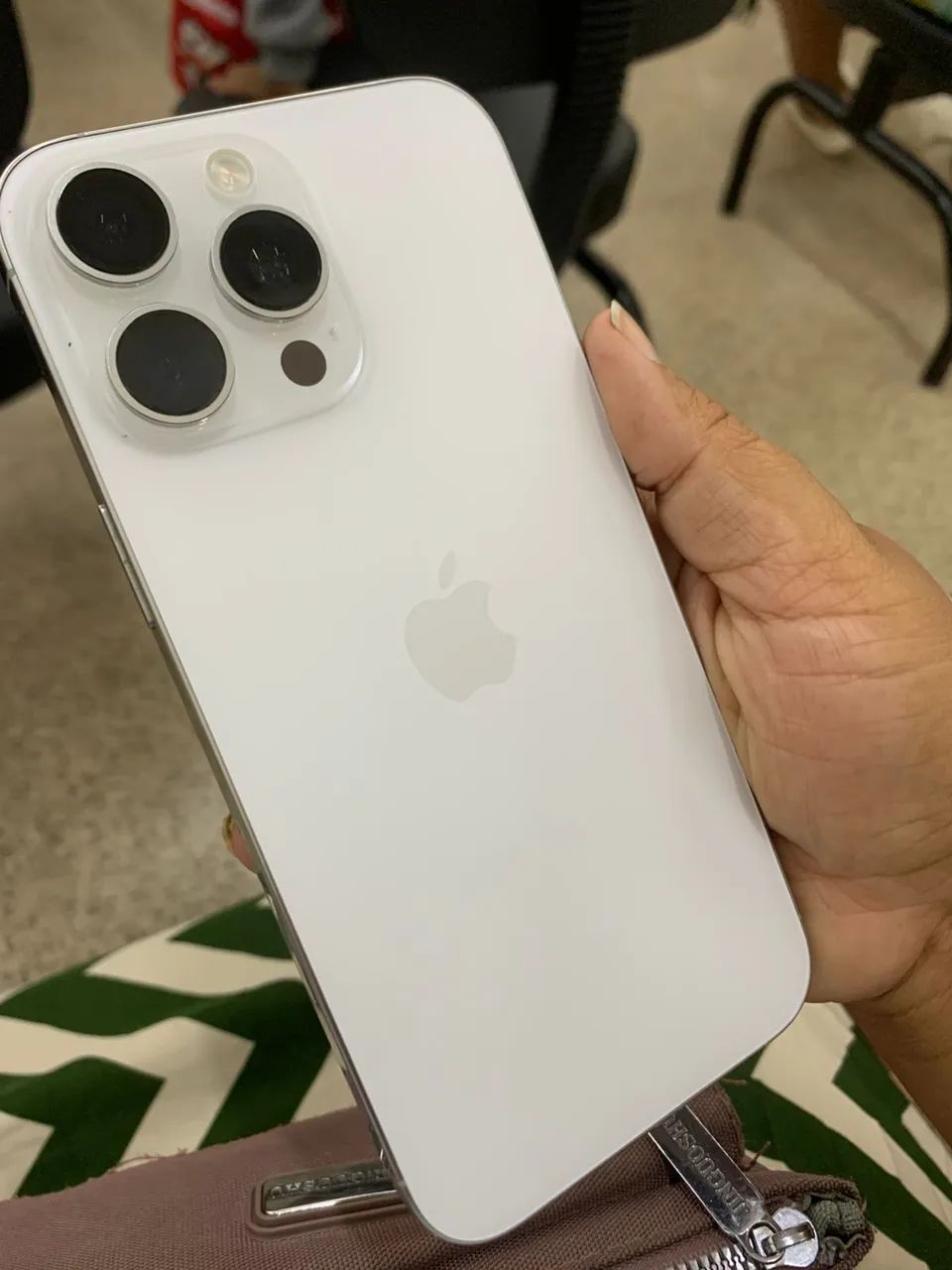 Vendo ou troco com volta iPhone 16 pro max  - Foto 2
