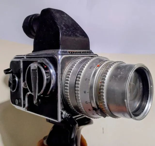 Hasselblad 500C/M + Lente Zeiss 150mm + Visor de Prisma + Manopla