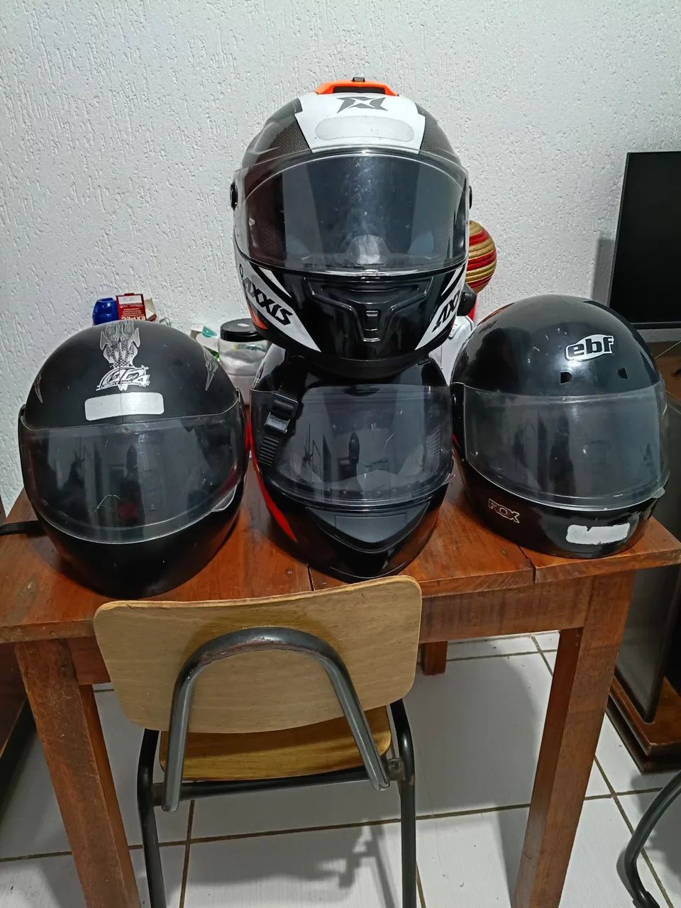 Vendo 4 capacetes, 2 com intercomunicador instalado (não vendo intercomunicador separado)