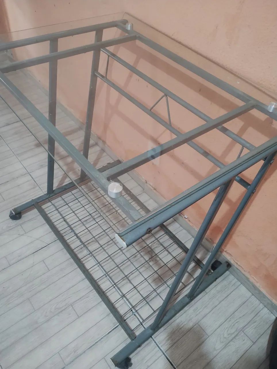 Escrivania de ferro e tampo de vidro  - Foto 4