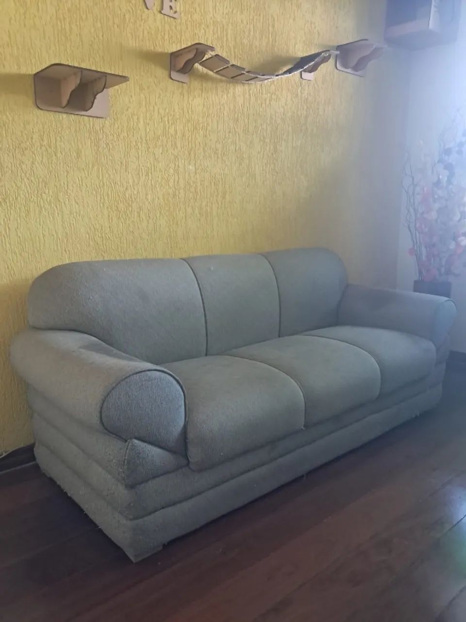 Sofá 3 lugares - Excelente qualidade e conforto - Foto 3