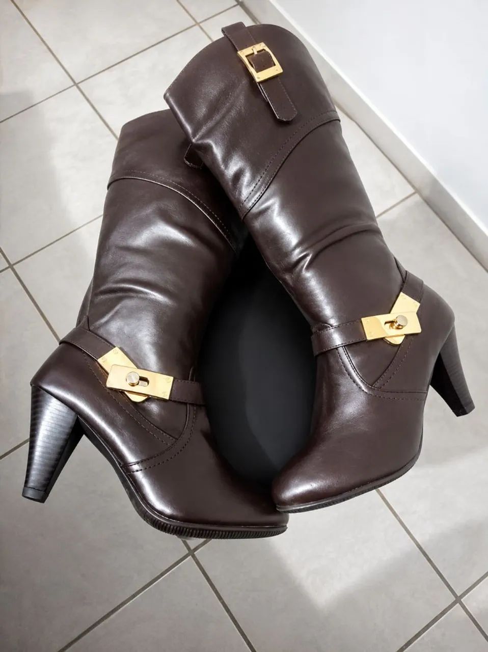 Bota cano longo marrom de couro 