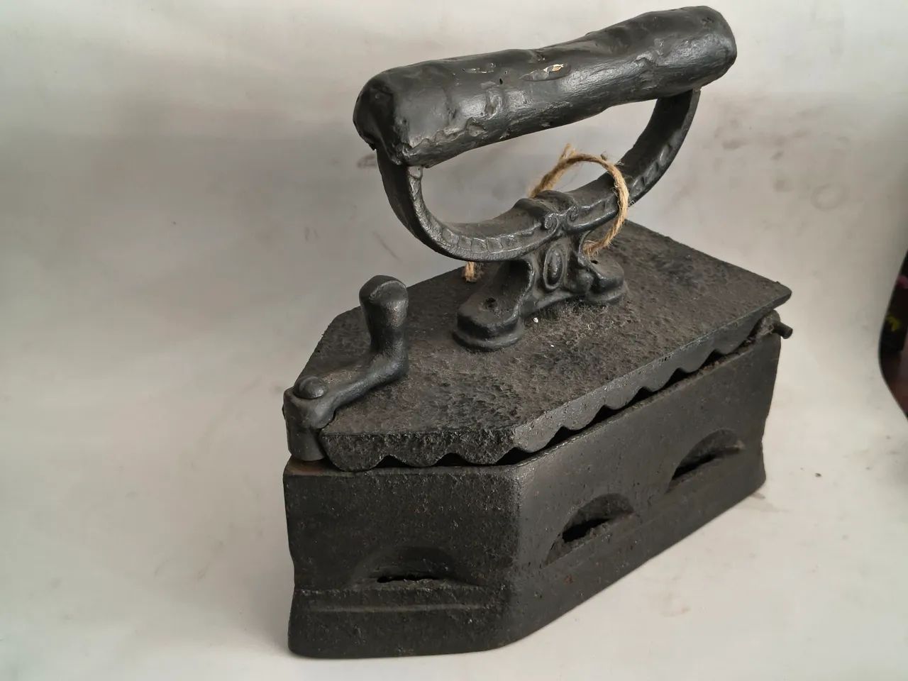 Ferro de passar antigo em ferro fundido
