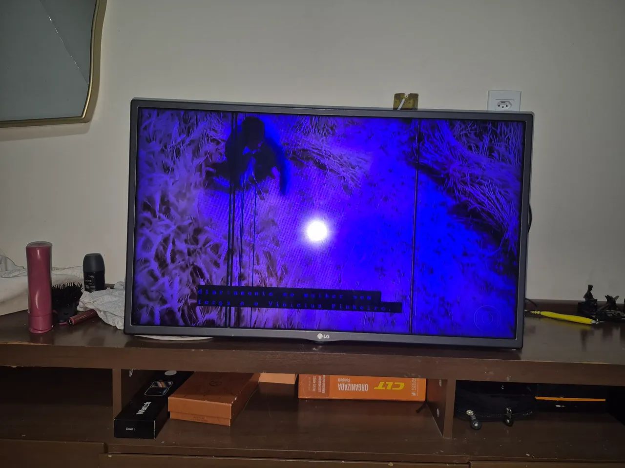 Tv 32 smart com uma faixa na tela 