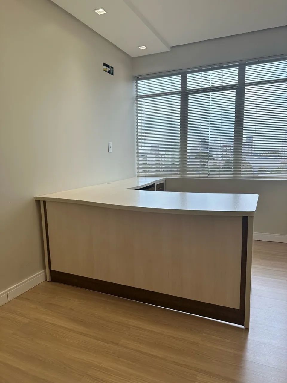 Mesa de Escritório Semi-Nova em MDF