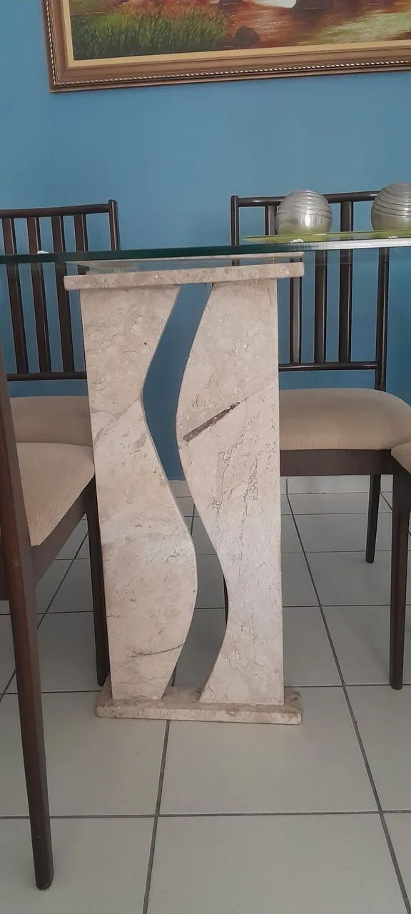 Mesa de vidro com base de mármore e seis cadeiras estofadas de madeira  - Foto 2