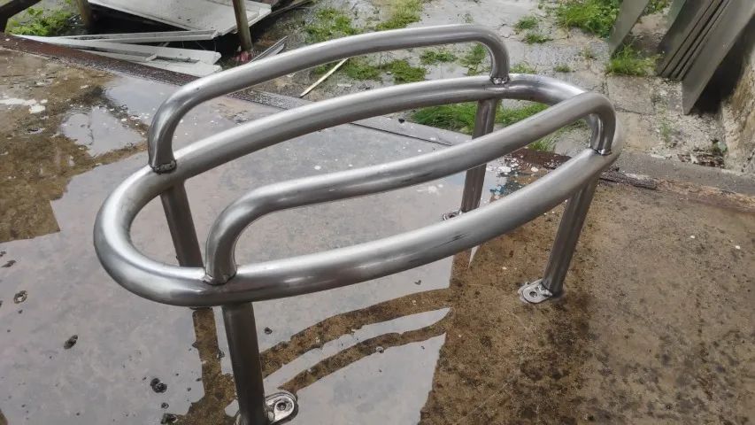 Peça de inox. Valor: 60,00 reais. WhatsApp *.