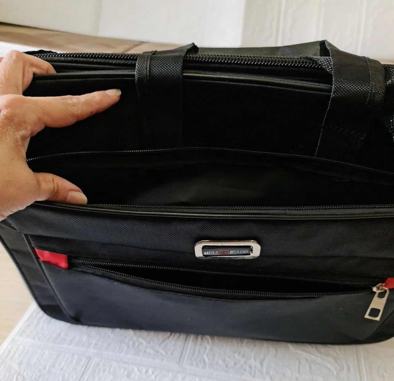BOLSA EXECUTIVA PRETA COM 5 DIVISÓRIAS EM EXCELENTE ESTADO  - Foto 2