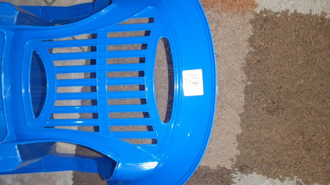 Cadeiras plásticas infantil. 