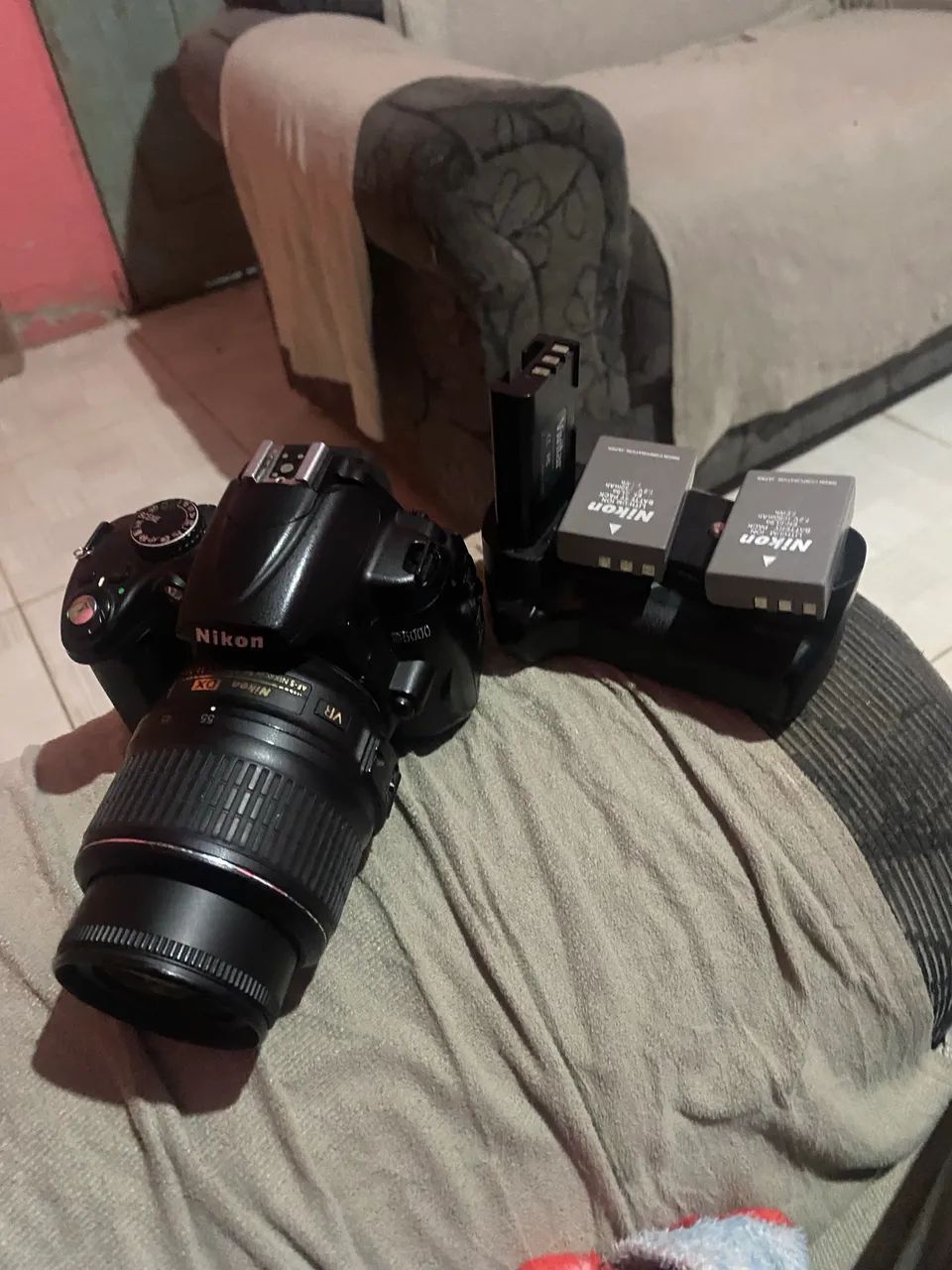 Nikon d5000 em ótimo estado, com gripe de baterias  - Foto 2