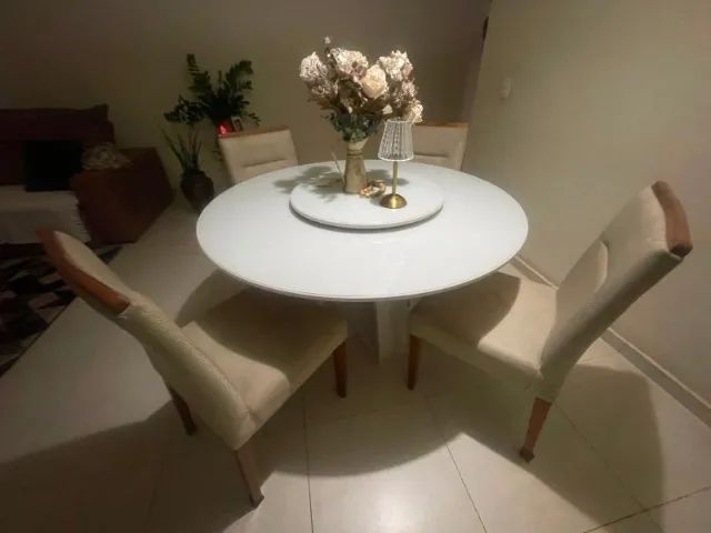 Mesa de Jantar Redonda 1,35m + 4 Cadeiras + Centro Giratório