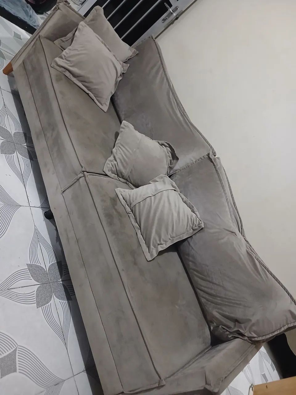 Vendo sofá de veludo cinza - Foto 5
