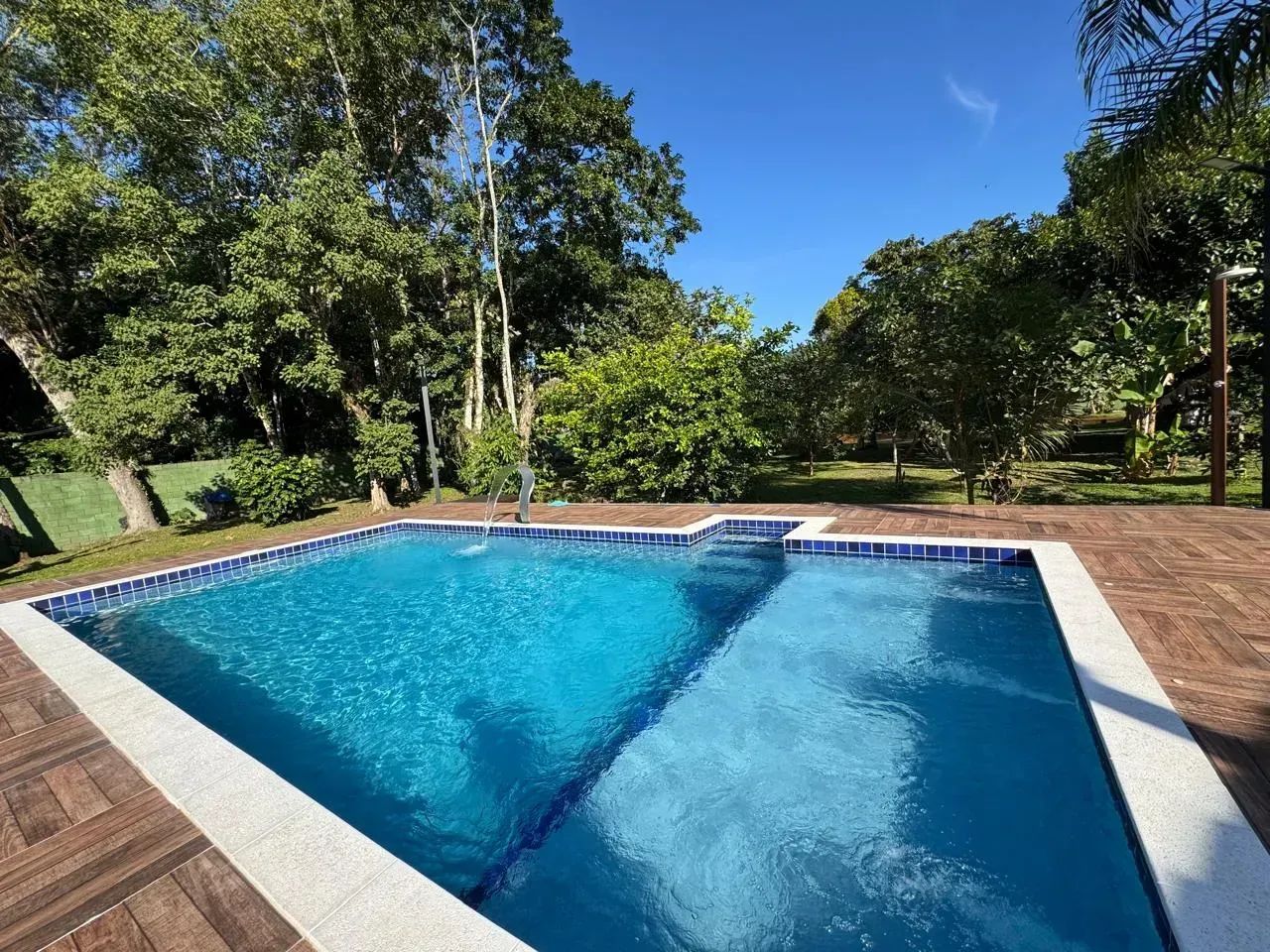 Chácara com piscina, 2 quartos e área gourmet em Peruíbe.