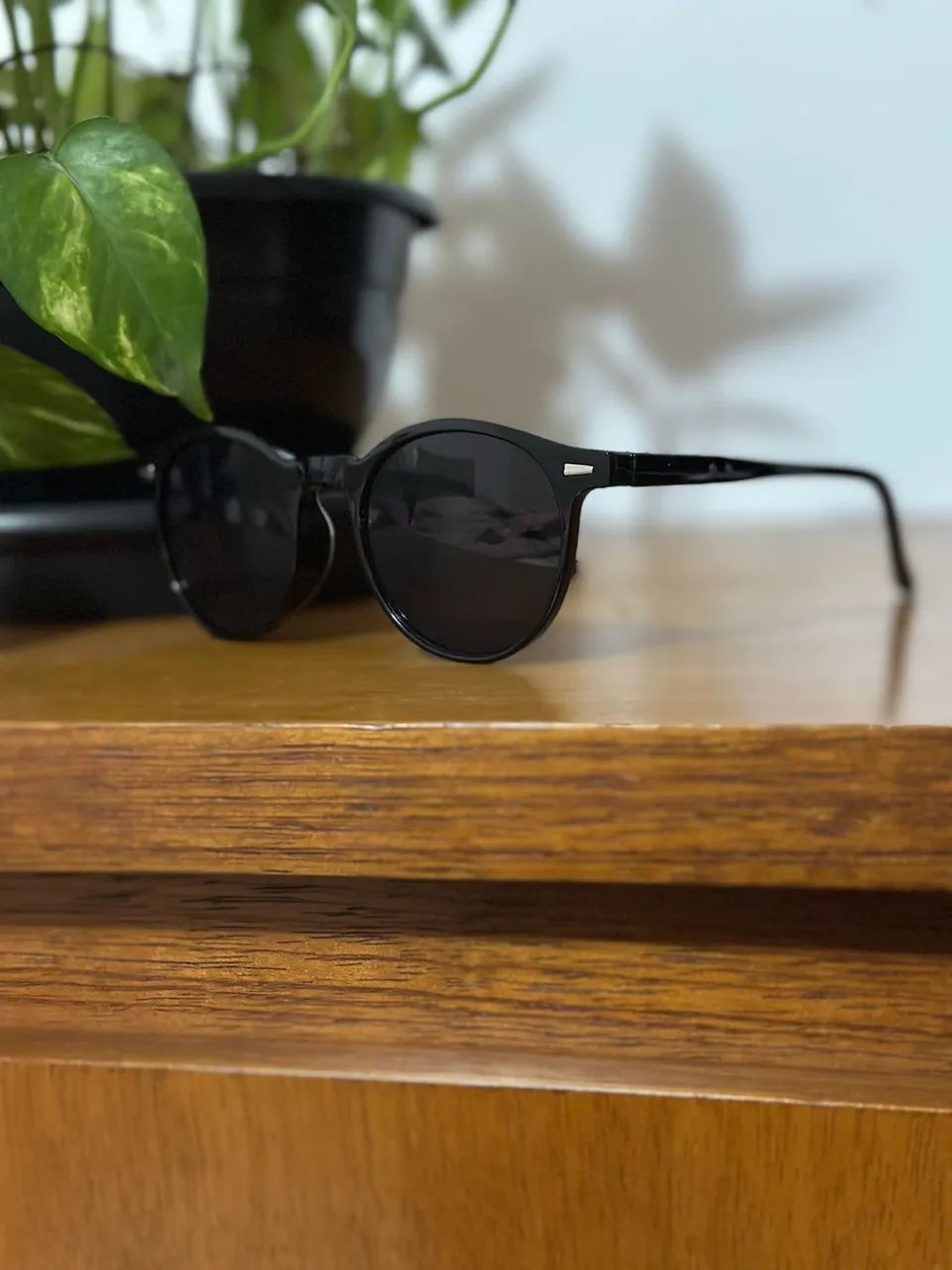 Óculos de sol - Disponível na cor preta e marrom