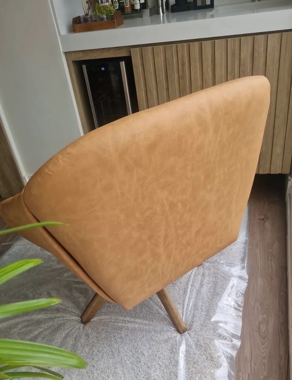 POLTRONA EM COURO CARAMELO SEM USO - Foto 4
