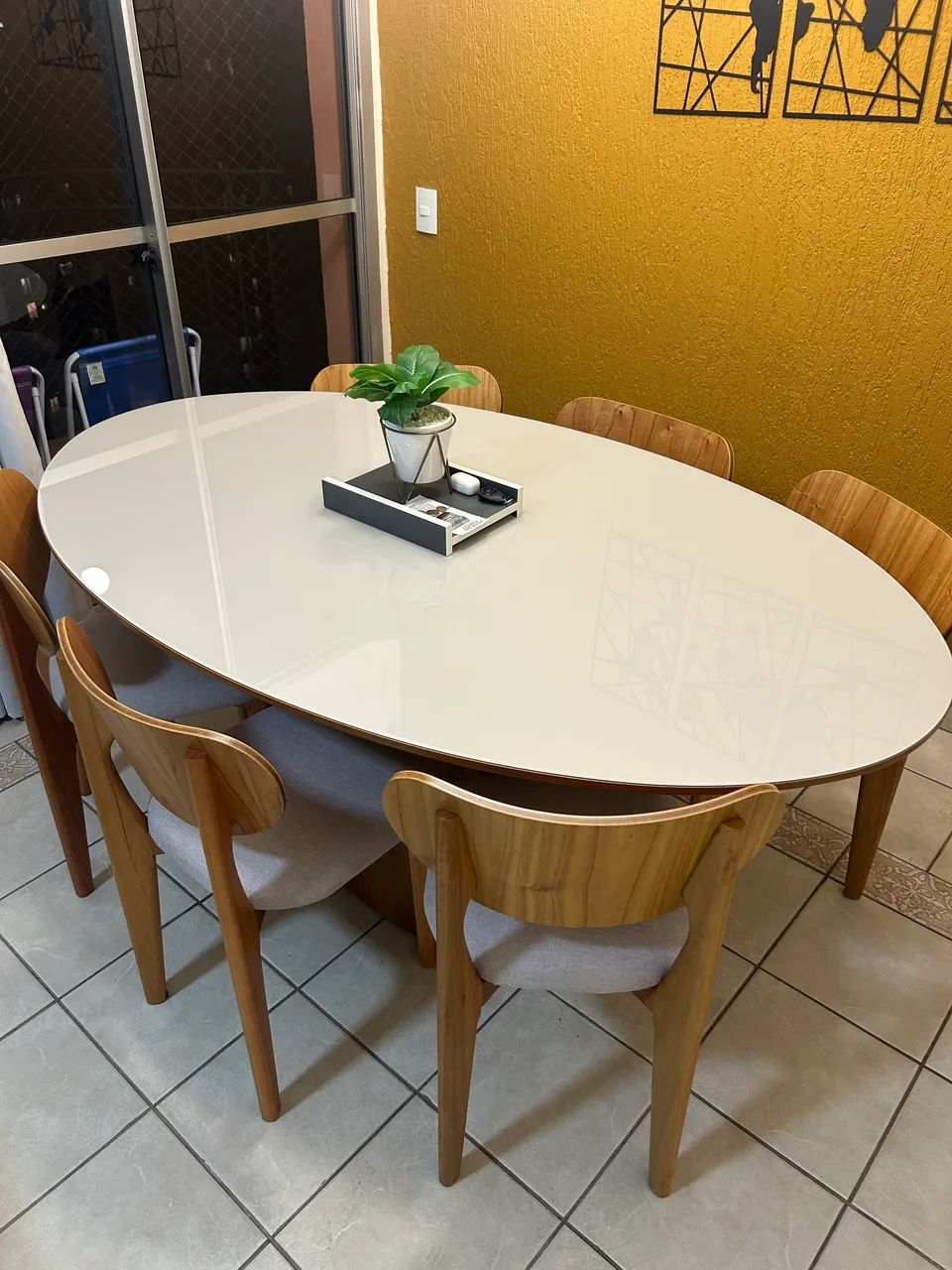 Mesa de jantar oval