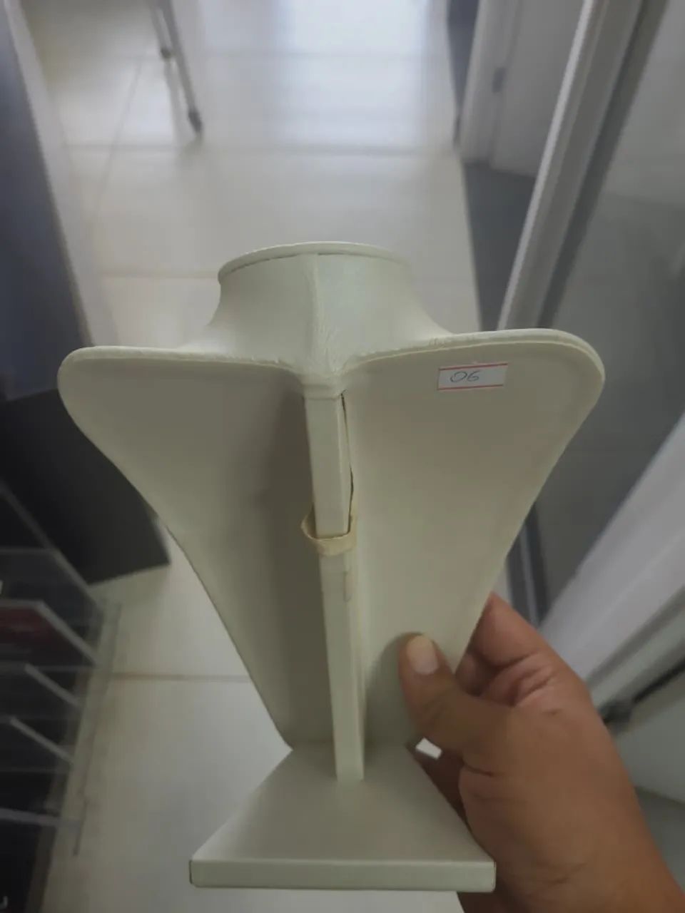 expositor busto medio branco e rosa 4 pçs - Foto 2