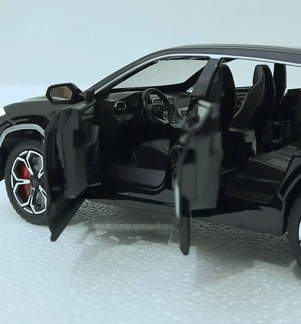 Miniatura de carro lamborghini urus de metal escala 1:24 com luz e