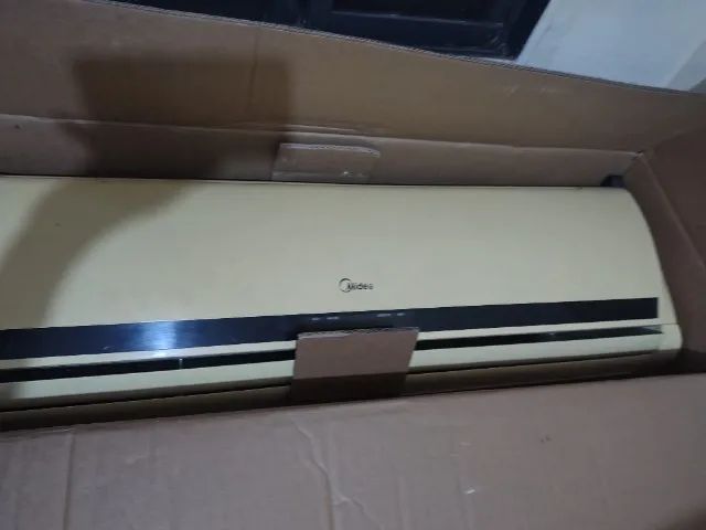 Vendo um ar condicionado e uma bicicleta .