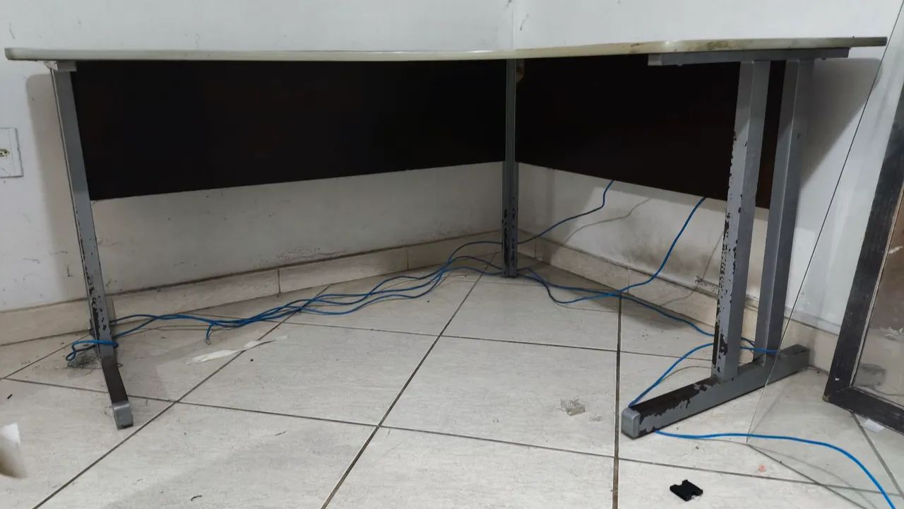 MESA DE ESCRITÓRIO COM CADEIRA DE RODINHAS  - Foto 2