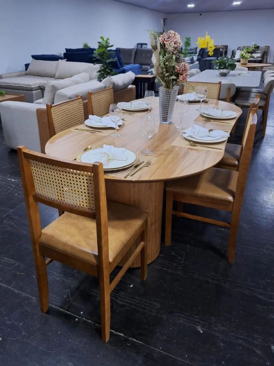 Mesa de Jantar Oval com 06 cadeiras no courino 2.20m
