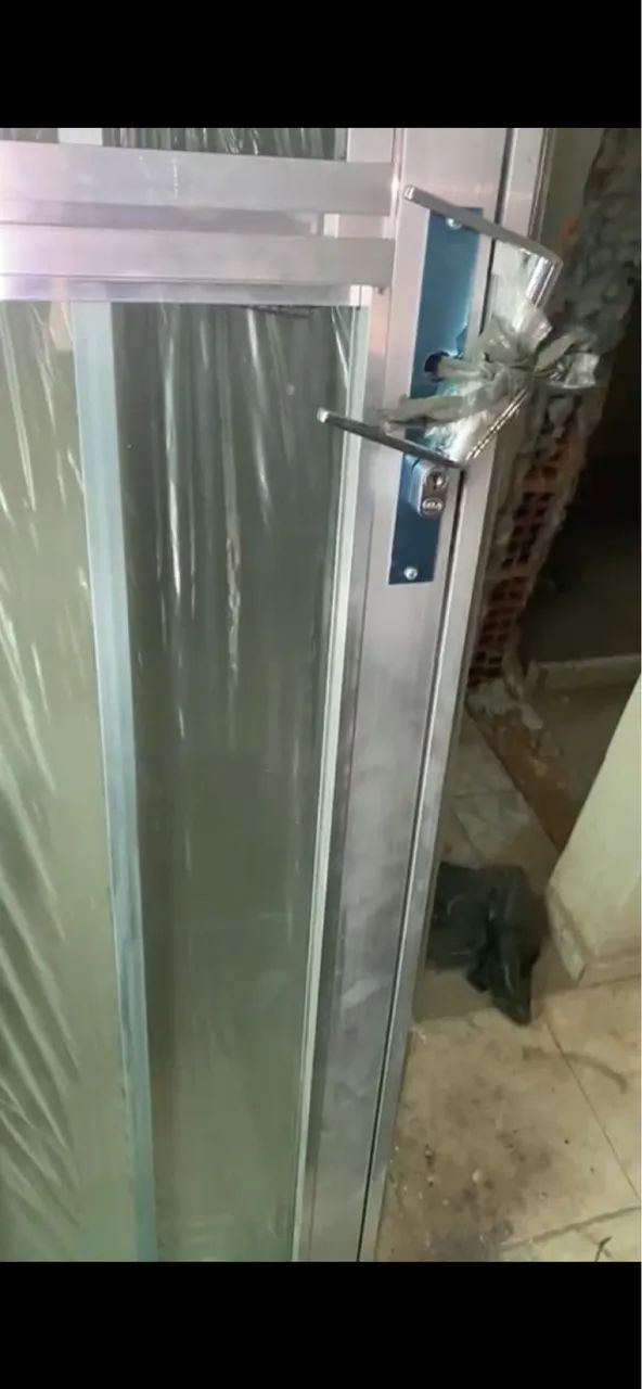 Porta de aluminio com parte aberta em cima e com trava - Foto 3