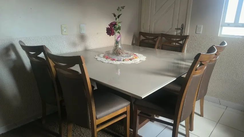 Mesa semi nova com 8 cadeiras em perfeito estado de conservação.