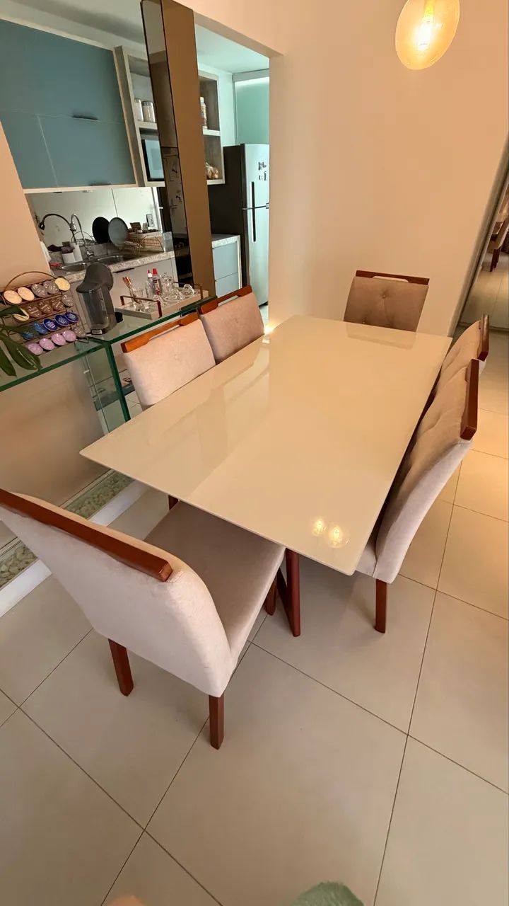 Mesa e cadeiras