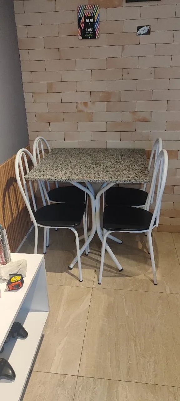 Mesa de jantar com quatro cadeiras 