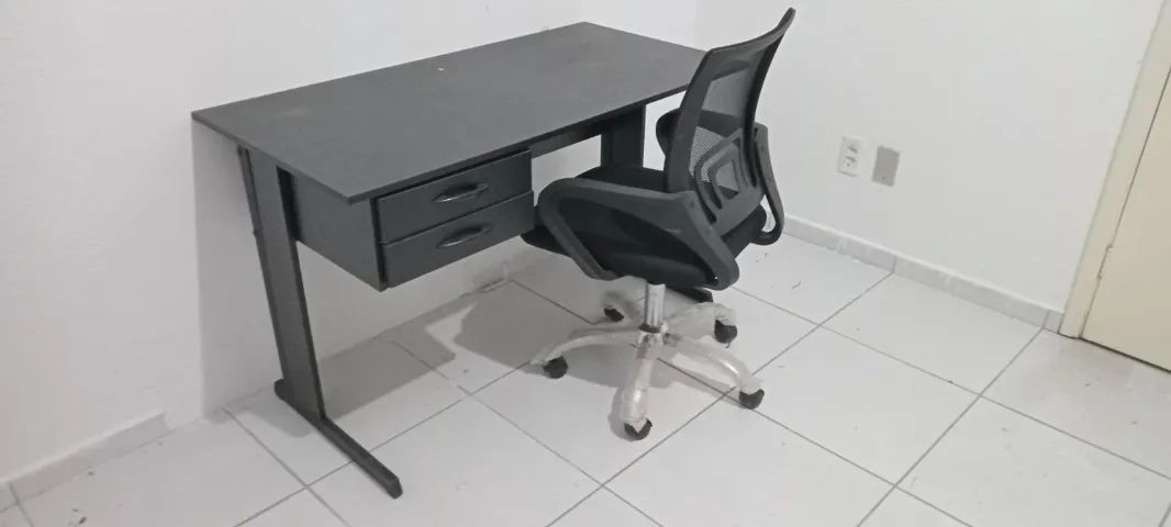 Mesa, cadeira e armário para escritório