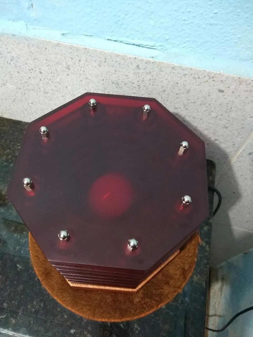 Luminária octogonal de acrílico transparente vermelho. - Foto 3