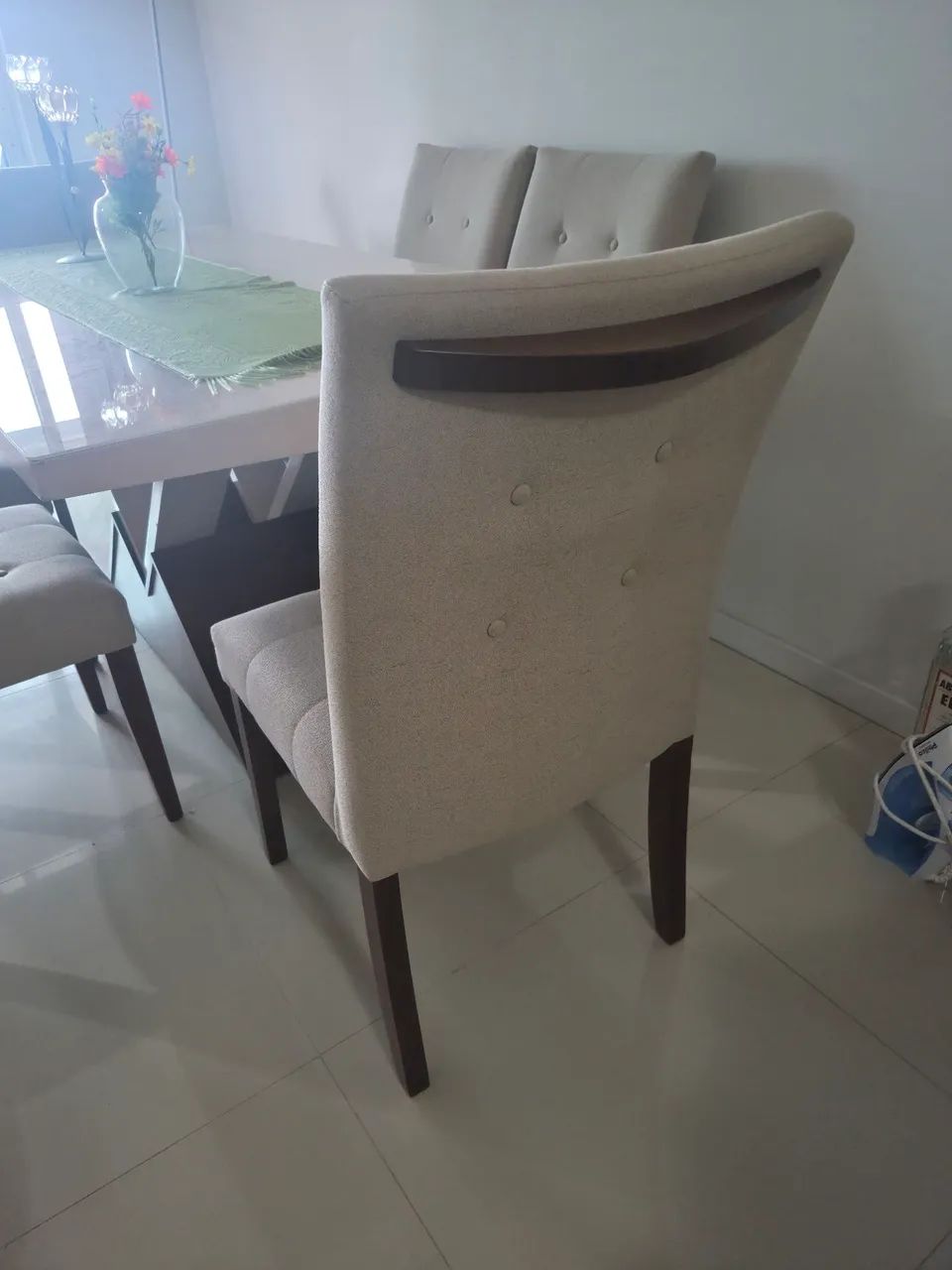 MESA COM SEIS CADEIRAS - Foto 2