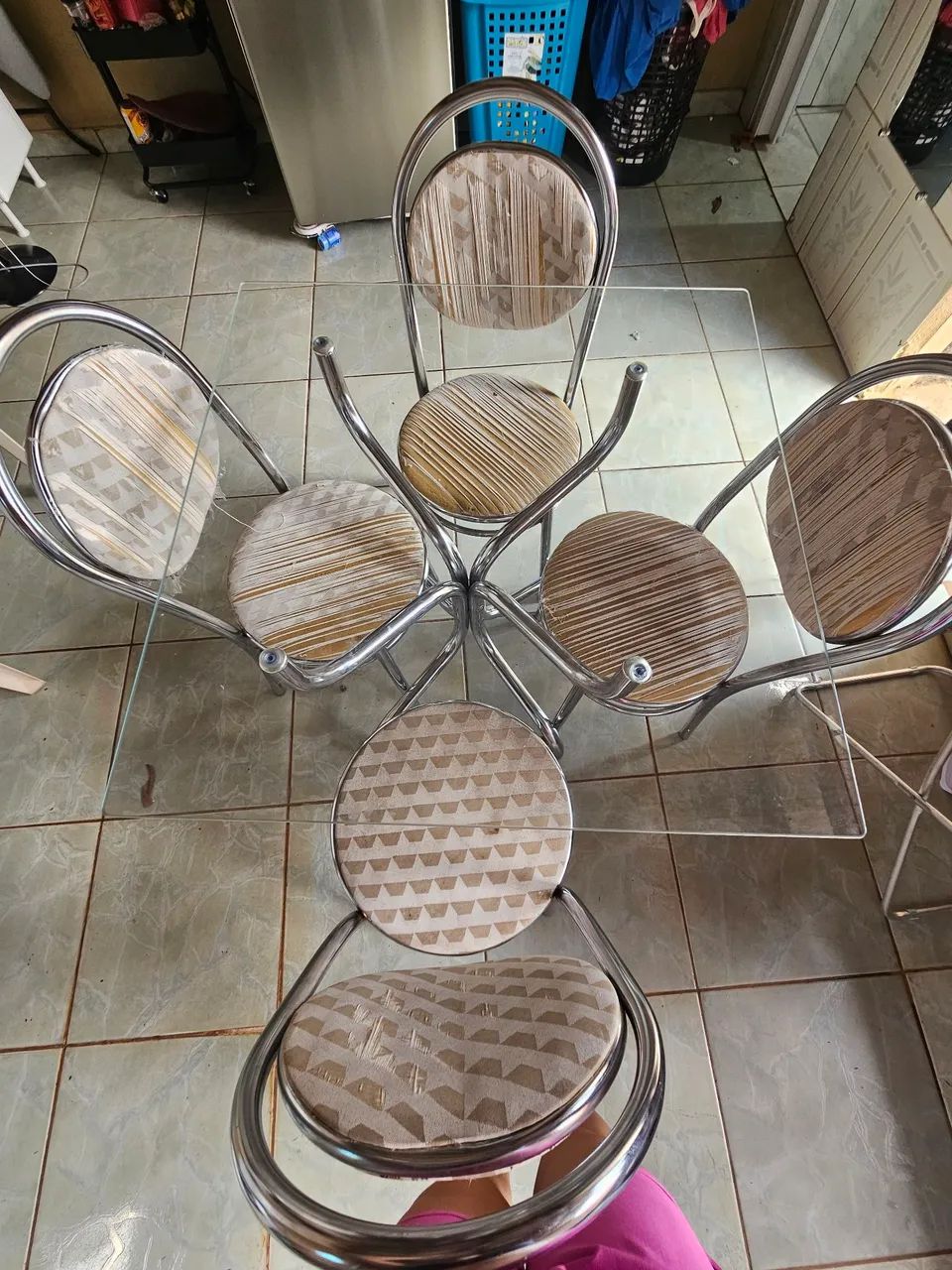 Conjunto de mesa 4 cadeiras. - Foto 2